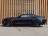 ロングノーズ、ショートデッキ。ハイパワーFR車らしいプロポーションです。