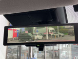 スマートルームミラーが付いております。後席に人が乗車した時や沢山の荷物を積んだ時もバックミラーの視界が遮られる事無く見えるので便利です♪