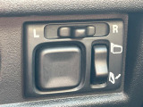 【電動格納ミラー】サイドミラーは電動格納式となっており、狭い駐車場でもキズがつくリスクを抑えられます。