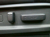 【パワーシート】電動でシートポジションの変更が可能です。手動式より細かくシート設定が可能ですのでより快適な姿勢でドライブを楽しんで頂けるでしょう。