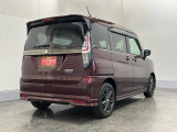 右斜め後ろからのフォルム!ボックス型で車体全体を把握しやすく運転しやすそうですね♪
