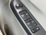 【電動格納ミラー】サイドミラーは電動格納式となっており、狭い駐車場でもキズがつくリスクを抑えられます。