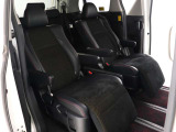 【特別仕様車限定】ハーフレザーシート!本革&ブラック人工皮革とアルカンターラシートがミックスされたハーフレザーシートです。おしゃれな色の組み合わせで高級感のある車内空間が広がっております。