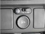【電動格納ドアミラー】車内からのミラーの調整と格納が可能