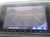 【リアカメラ】リバースに入れるだけで後方の映像が映ります。安全確認や、狭い駐車場での車庫入れ、雨の日や夜間など視界の悪い時に便利です。安全にバックする為には欠かせない装備です。