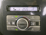 【オートエアコン】一度お好みの温度に設定すれば、車内の温度を検知し風量や温度を自動で調整。暑い&hellip;寒い&hellip;と何度もスイッチ操作をする必要はありません。快適な車内空間には必須の機能ですね♪
