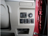 プッシュスタートスイッチの横には様々な機能のスイッチが並べられています。