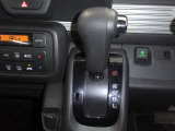 静かでスムーズに走れるCVT。常に最適な変速比を選択し、その運転状態をキープ。騒音の原因となるエンジンの回転数も自動的に低く抑えることができ、ハンズフリー通話もストレスなくできる静粛性を目指しました。
