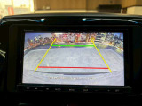 【バックカメラ】運転席から画面上で安全確認ができます。駐車が苦手な方にもオススメな便利機能です。