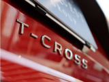 鮮やかなキングズレッドがT-Crossの個性を際立たせ、街中でもひときわ目を惹く存在感を演出します。