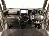 車内は光触媒抗菌消臭施工済です。インパネ周りはスタイリッシュなデザインです。グローブボックスやカップホルダーのほかにトレーなどたくさんの収納スペースが付いています。