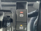 ブレーキペダルを踏んで停車すると、ブレーキペダルから足を離してもクルマがブレーキ力を維持。ペダルを踏み続けることによる足の疲れを緩和します。