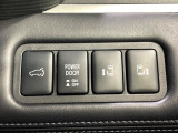 【両側スライドドア】駐車場で隣の車との間隔が狭く乗りにくい時、スライドドアなら安心!ドアオープン時も幅を取らず、開口部が広いので乗り降りがとっても簡単です。大きな荷物の出し入れも後席から可能♪