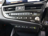 運転・助手席で独立した温度設定のできる、オートエアーコンディショナー。花粉除去機能、ナノイオン発生機能を装備し、室内を快適な環境に保ちます。