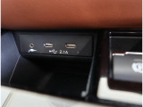 11.6インチセンターインフォメーションディスプレイの下には、充電にも使用できるナビ接続用USB端子があります。AUX端子にオーディオプレーヤーが接続できます。