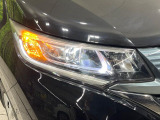 【LEDヘッドライト】悪天候や夜間走行時も良好な視界を確保し安心して運転できる高輝度LEDヘッドライトを装備!点灯速度が早く、消費電力も抑えられています。
