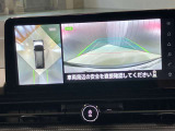 【アラウンドビューモニター】車を上から見下ろしているかのような映像で周囲の状況がひと目で確認、狭い駐車場に駐車するときも安心です♪
