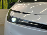【LEDヘッドライト】悪天候や夜間走行時も良好な視界を確保し安心して運転できる高輝度LEDヘッドライトを装備!点灯速度が早く、消費電力も抑えられています。