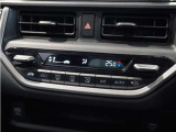 【オートエアコン】温度を設定すれば自動で快適な車内温度を保ちます。エアコン内部の高性能脱臭フィルターで車内のアレルゲンや花粉を除去。