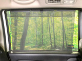 【ロールシェード】日差しや車外からの光が眩しいときにサッと引き出して使える、ロール格納タイプのサンシェードを装備。後席に乗ったお子様がウトウトしだした時など、ぜひご活用ください♪