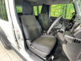 運転席まわりには十分なスペースがあり、大柄な方でもゆったり運転していただける環境です。