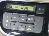 【オートエアコン】一度お好みの温度に設定すれば、車内の温度を検知し風量や温度を自動で調整。暑い&hellip;寒い&hellip;と何度もスイッチ操作をする必要はありません。快適な車内空間には必須の機能ですね♪