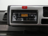 【オーディオ】移動中の車内を楽しくするCDオーディオ。ラジオも聴けるので、天気予報やニュースをチェックしながら快適に作業に向かえます。