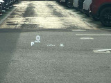 フロントガラスへの投影型であるヘッドアップディスプレイ。車速や交通標識、ナビゲーションの案内などの情報が映し出されます!
