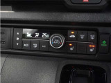 【オートエアコン】温度を設定すれば自動で快適な車内温度を保ちます。エアコン内部の高性能脱臭フィルターで車内のアレルゲンや花粉を除去。