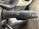 【オートライト】周りの明るさに応じて自動でヘッドライトの点灯・消灯ができる機能です!ライトの付け忘れ・消し忘れなどが無くなり、雨の日や夕方の走行も安心!トンネル通過時も便利ですね♪