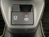 【電動パーキングブレーキ+オートブレーキホールド機能】 指先だけで簡単に操作が可能なパーキングブレーキ、スイッチを押すとブレーキペダルから足を離してもブレーキを保持できるオートブレーキホールド搭載。