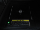 対応スマホを置くだけで、ワイヤレスで充電可能です。