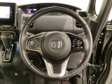 ハンドルにHondaセンシング系のクルーズコントロールやレーンキープアシストなどのスイッチと、オーディオの操作スイッチが装備されています。ハンドルから手を離さず安全に操作できます。