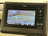 リバースギアに入れるだけで後方の表示へ切り替わります。夜間や雨の日の駐車も楽になりますよ。