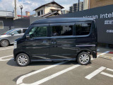 スライドドアは狭い場所でも開閉でき、風が強い日でも安心して開閉可能です。