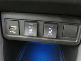 運転席と助手席には寒い時にうれしいシートヒーターが装備されてます。