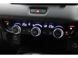 運転席と助手席の温度設定の変更が可能な左右独立タイプのデュアルエアコンです♪♪♪暑がりな人・寒がりな人も誰もが車内を快適にお過ごしいただけます♪♪♪