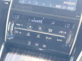【オートエアコン】一度お好みの温度に設定すれば、車内の温度を検知し風量や温度を自動で調整。暑い&hellip;寒い&hellip;と何度もスイッチ操作をする必要はありません。快適な車内空間には必須の機能ですね♪
