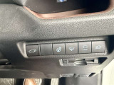 ステアリングヒーターやオートハイビームなど、運転席右下には安全・快適なドライブをサポートするスイッチが揃っています