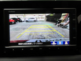 バックカメラの画像です。ガイドラインがスムースな車庫入れをサポートいたします。車庫入れの安心感がアップしますね。
