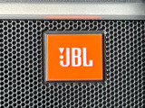 【JBLサウンドシステム】メーカーオプションの高品位サウンドシステムを搭載。専用のチューニングが施された大小様々なスピーカーから良質なサウンドが奏でられ、臨場感あふれる音響空間を演出します。