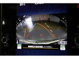 後退時には大型ディスプレイに後方の映像とアシストラインが表示されます