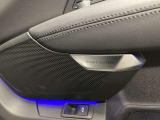 車内のどのシートに対しても臨場感に溢れたサウンド体験を実現。高域と低域の鮮やかな再現性に力強い低音が加わり、迫力ある演奏を楽しめます。