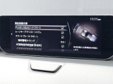 こちらのお車には先進安全装備が多数搭載されています。衝突被害を回避あるいは軽減するためのブレーキや、後方死角からの接近警報、車線逸脱を防止する警報装置など、詳しくはスタッフまでお尋ねください。