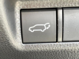 【パワーバックドア】スマートキーや運転席のボタンを押すだけでリアゲートが自動で開閉します!荷物を持っている時や、高い位置にあるバックドアを閉める際に便利な機能です♪