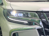 【LEDヘッドライト】悪天候や夜間走行時も良好な視界を確保し安心して運転できる高輝度LEDヘッドライトを装備!点灯速度が早く、消費電力も抑えられています。