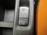 電動パーキングブレーキは、従来の足踏み式に比べ、しっかりと車をホールドしてくれるので安心です。女性の方には特に安心いただける装備です