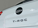 バックカメラ始動時にはVWのエンブレムが動いてカメラがボディの中心位置で映し出します。