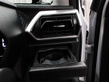 運転席のカップホルダーはエアコンの吹き出し口にありますので冷やしたり温めたりすることが出来ます☆