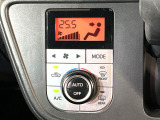 【オートエアコン】一度お好みの温度に設定すれば、車内の温度を検知し風量や温度を自動で調整。暑い&hellip;寒い&hellip;と何度もスイッチ操作をする必要はありません。快適な車内空間には必須の機能ですね♪